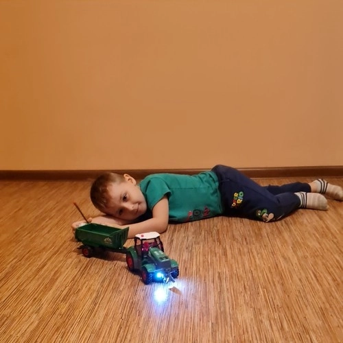 Gaismas efekti un gumijas riteņi, kas saudzē grīdu