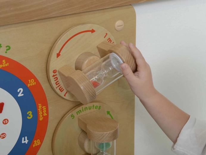 1 un 5 minūšu smilšu pulksteņi laika ilguma uztverei