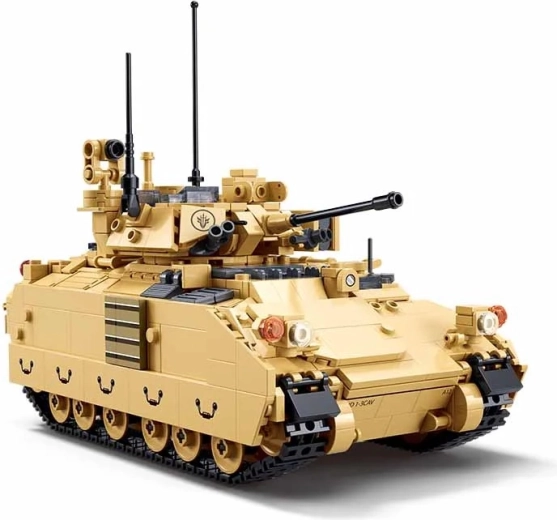 Reālistisks tanks ar rotējošu torni un funkcionāliem lūkiem