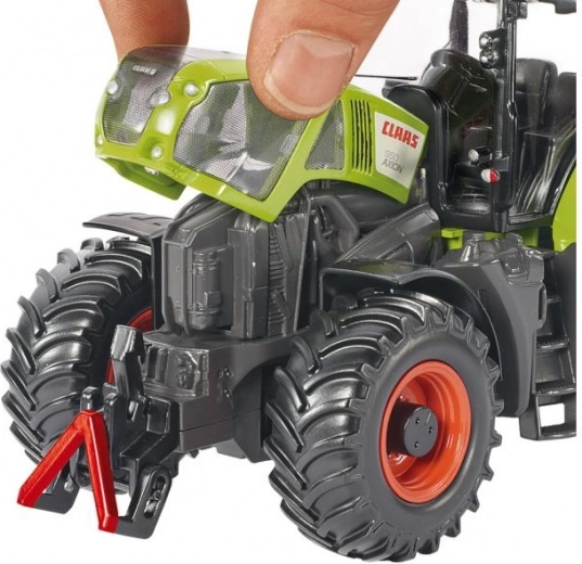 Atverams dzinēja pārsegs un detalizēts motors