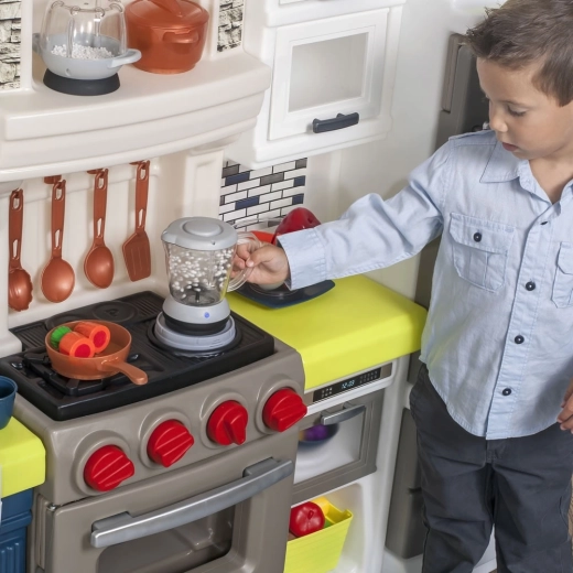 Realistic controls: clicking knobs and a light-up burner