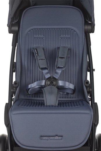 Ergonomic, extra spacious seat with XXL canopy
