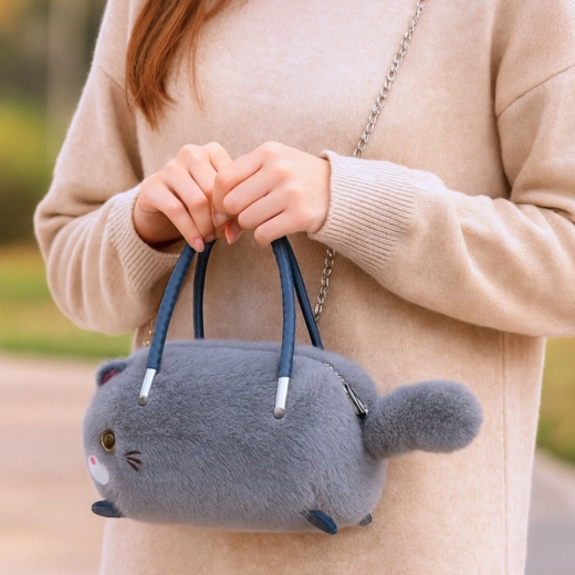 Divi rokturi un noņemama metāla ķēdīte