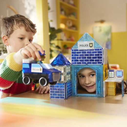 Saderīgs ar visiem MAGNA-TILES komplektiem un izgatavots no drošiem materiāliem