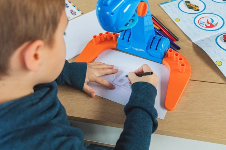 LED projector for easy tracing