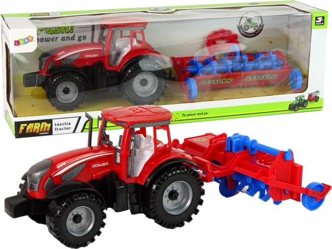 Sarkans traktors ar arklu ar berzes piedziņu