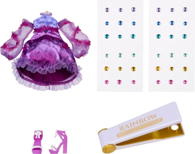 Stilīgs violets tērps un aksesuāri