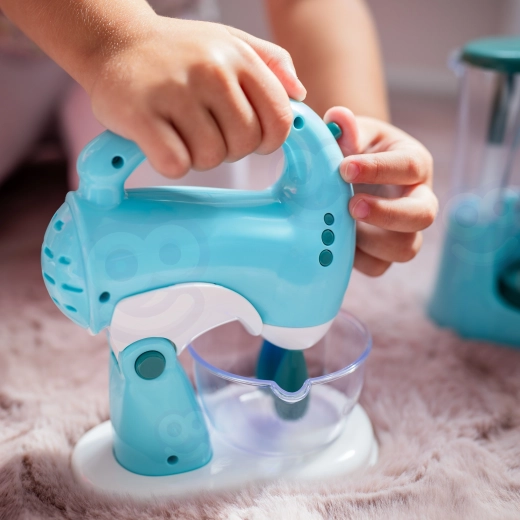 Reālistisks mikseris ar bļodu mazajiem maizniekiem