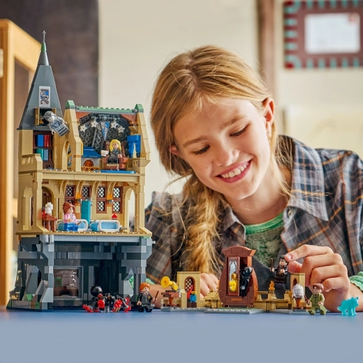 7 minifigūras un daudz piederumu
