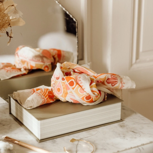 Viegls lakats ar elegantu motīvu