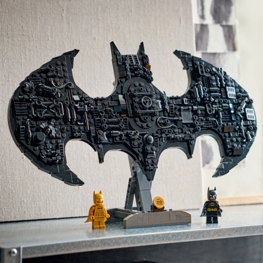 Authentic DC accessories and detailed greebling