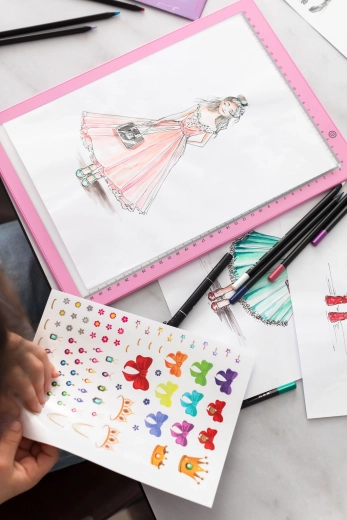 Artissimo XXL modes dizaina darbnīca ar LED gaismas paliktni – moderni tērpi