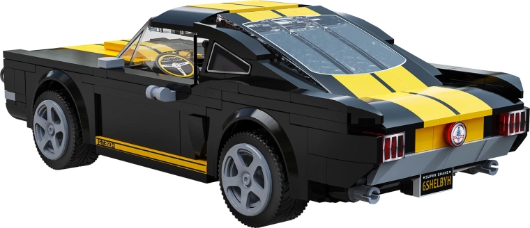 Atverams pārsegs un V8 motora detaļas