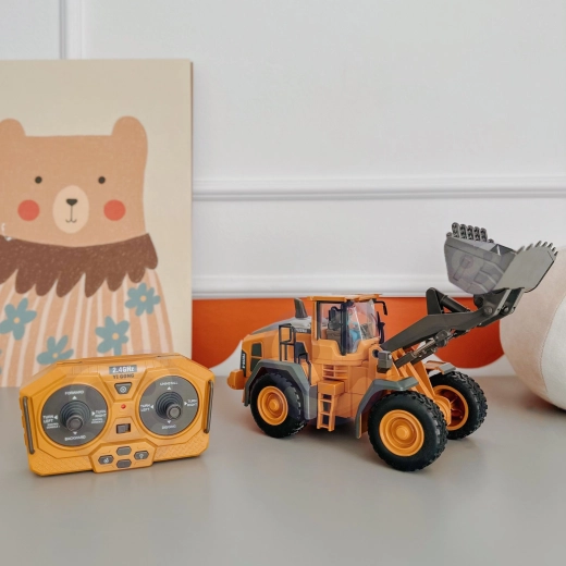 Movable bucket for construction play