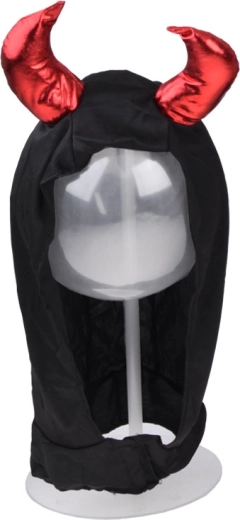 Cape with prominent horns for an authentic look