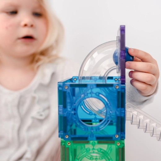 Caurspīdīgas bumbiņu trases fizikas apguvei rotaļājoties