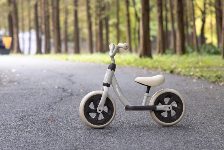 Low frame and footrests for better stability