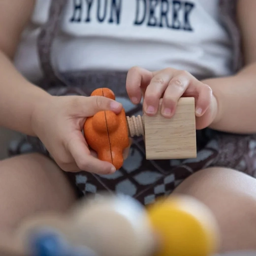Screwing for dexterous hands