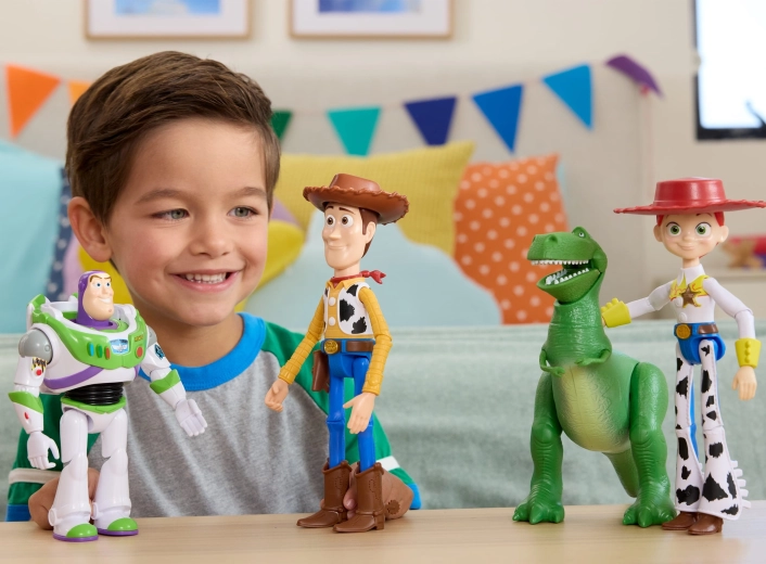 Lieliski papildina citas Toy Story tēlu figūras