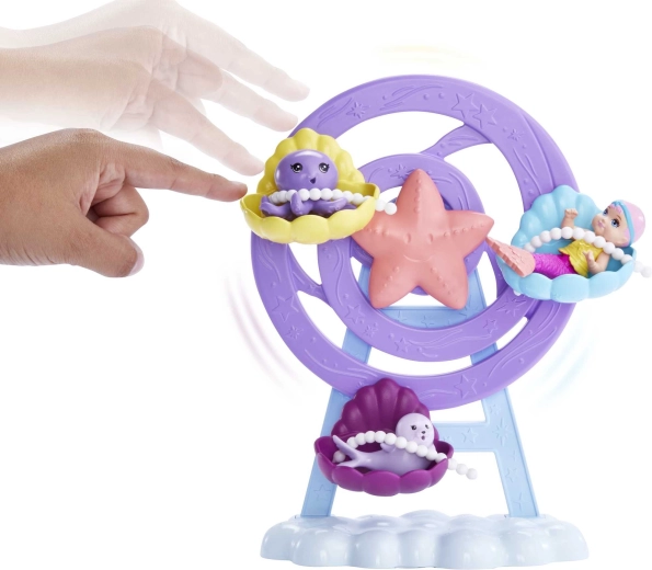 Griežams karuselis ar gliemežvāku sēdekļiem