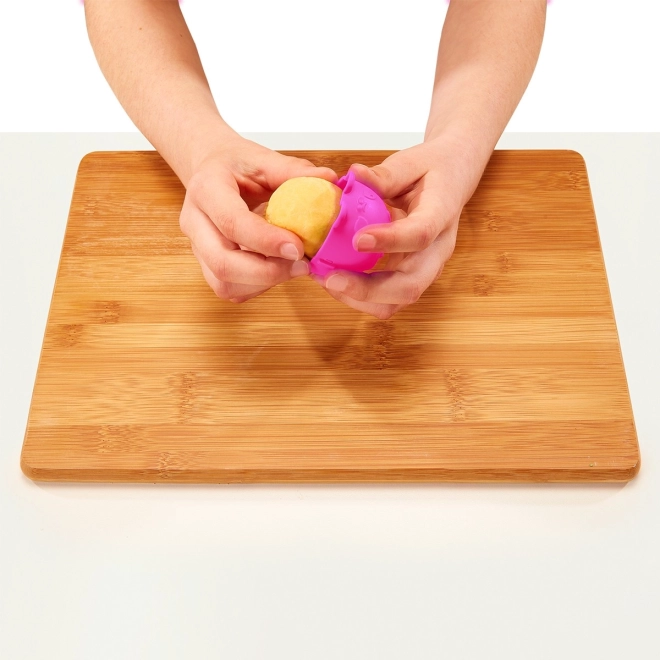 Shaping details like a real little baker