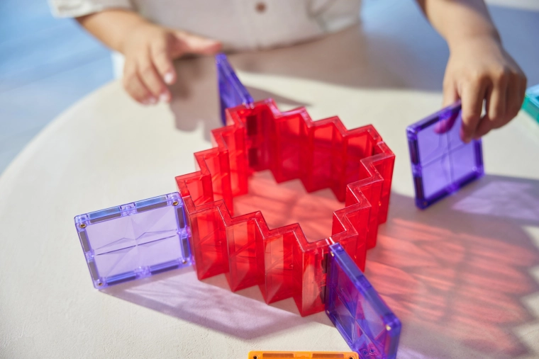 Strong magnetic connection and stable 3D shapes