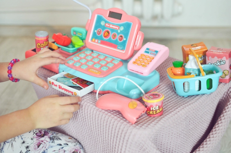 Scale and scanner for little shopkeepers