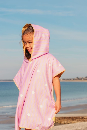Quut kids’ beach poncho Banana pink