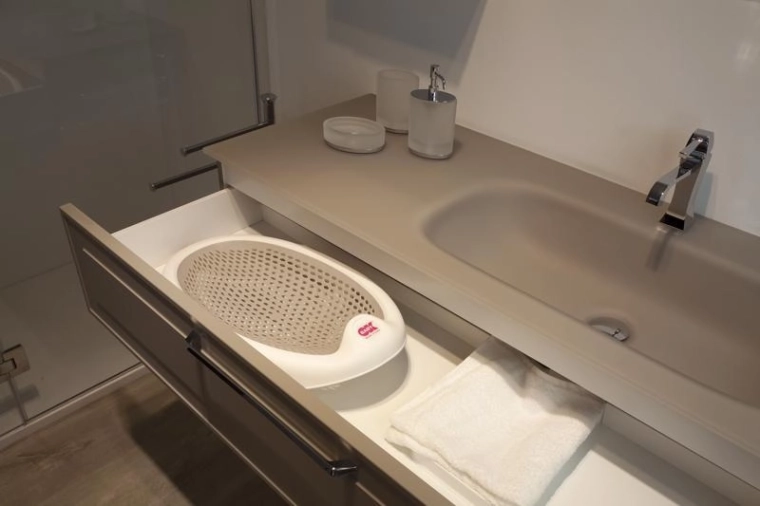 Practical storage in a drawer or hanging up
