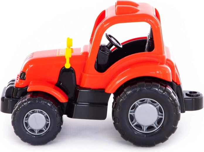 Kompakts traktors mazām rociņām