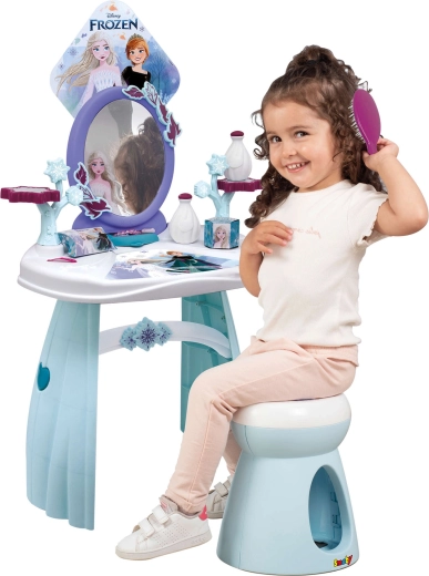 Drošs ovāls spogulis un ērts krēsliņš