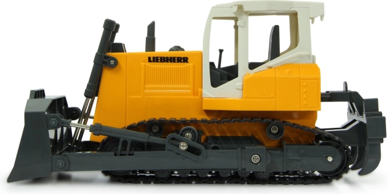 Realistic details: tracks, lights and rear ripper