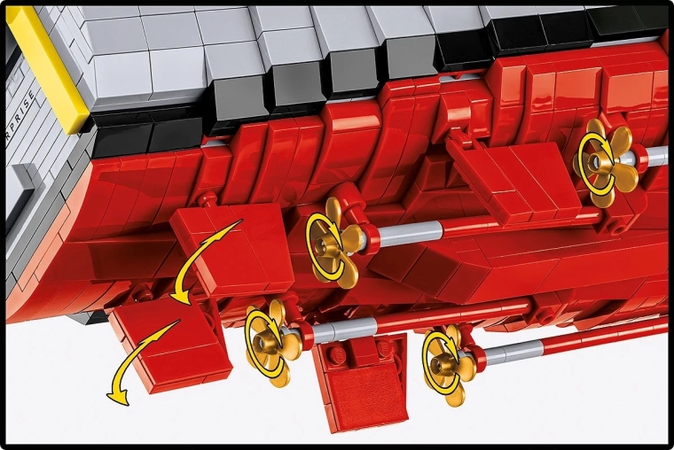 Movable propellers and rudders for a realistic feel