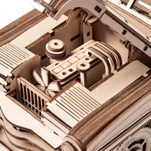 Precisely cut wooden pieces
