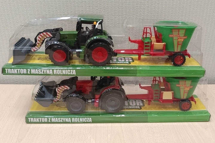 Traktors ar lauksaimniecības tehniku