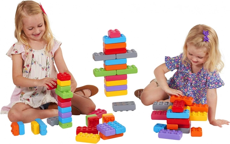 Radošas būves košās krāsās