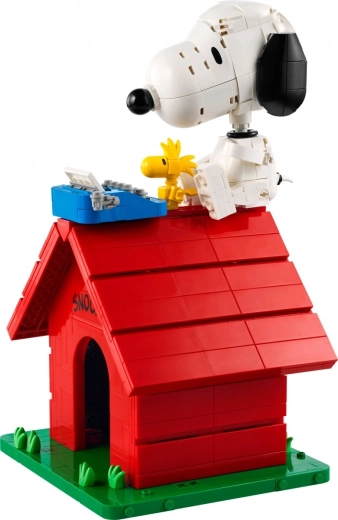 Poseable Snoopy and multiple display scenes