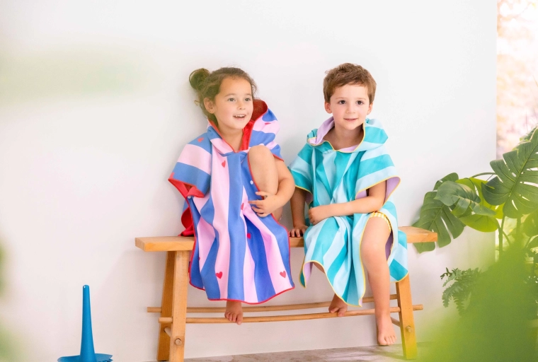 Quut children’s beach poncho Cherry red