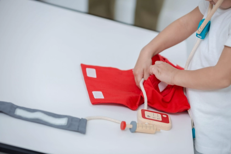 5 pamata medicīnas instrumenti mazajiem dakteriem