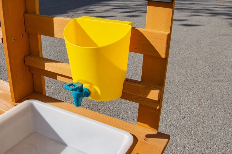 Īsta ūdens jautrība ar tvertni un krānu