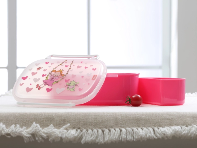Separated compartments for a fresh snack