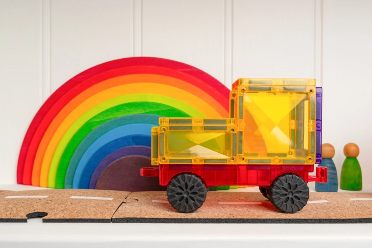 Brauciens pilns ar fantāziju, izmantojot ritošās šasijas
