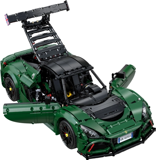 Atverami paneļi un detalizēts interjers