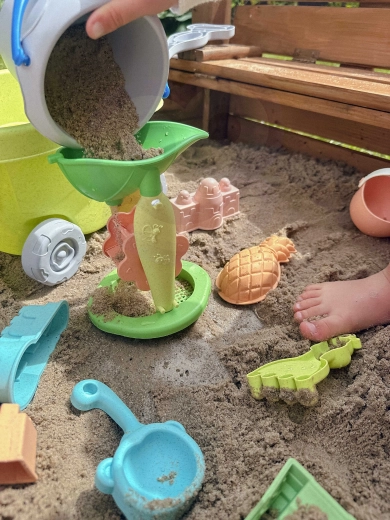 Dzirnaviņas ar sietu ūdenim un smiltīm