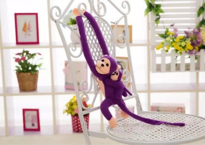 Violeta plīša pērtiķīte ar mazuli
