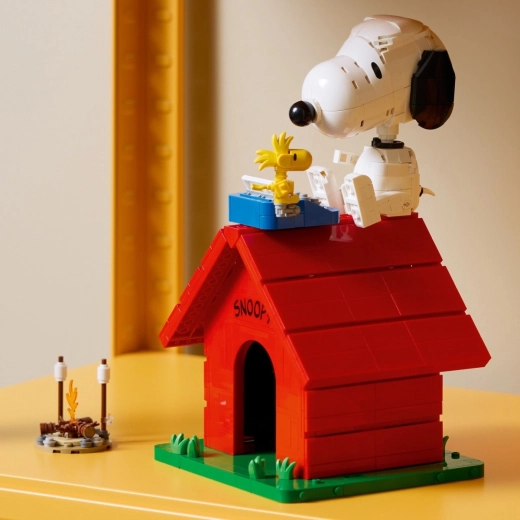 Opening doghouse with a night sky and campfire scene