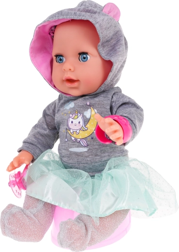 Dzer ūdeni un čurā podiņā