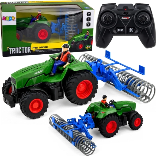 Zaļš RC traktors ar lauka veltni un fermera figūriņu 1:24