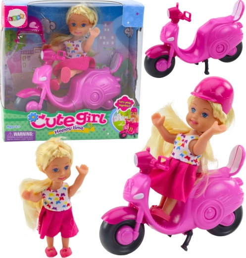 Mini lellīte ar rozā skūteri un ķiveri