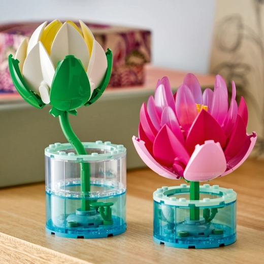 Realistic vases with a water-filled effect